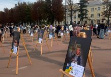 Напередодні Дня пам’яті Захисників і Захисниць України, який щороку відзначається 29 серпня, на Майдані Незалежності у Хмельницькому зібралися родини полеглих воїнів, представники обласної та міської влади, військовослужбовці, духовенство та громадськість.